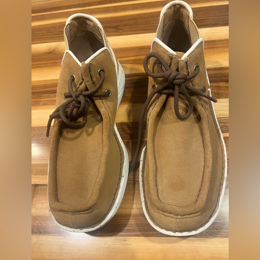 Justin shoes. Great condition. Worn 2x men's size 7 1/2.